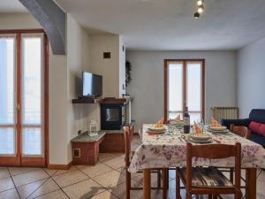 ein Wohnzimmer mit Tisch und Fernseher in der Unterkunft Apartment Ca' Pia by Interhome in San Siro + 20 Fotos