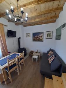 - un salon avec un canapé et une table dans l'établissement Kuća Zdravka Goč, à Goč