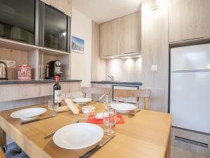 Kuchyň nebo kuchyňský kout v ubytování Studio Asters 314 Bâtiment A1 by Interhome + 27 fotografií