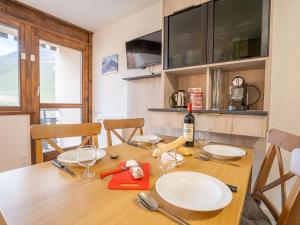 レ・メニュアールにあるStudio Asters 314 Bâtiment A1 by Interhomeのダイニングルームテーブル(ワイン1本付)