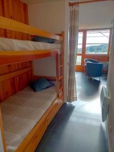 Katil dua tingkat atau katil-katil dua tingkat dalam bilik di Appartement situé en plein centre à deux pas des pistes.