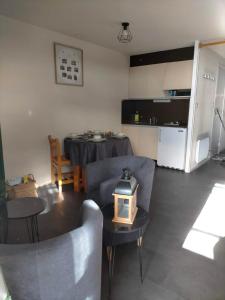 Kuchyňa alebo kuchynka v ubytovaní Appartement situé en plein centre à deux pas des pistes.