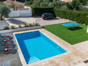 uma piscina com uma mesa de pingue-pongue num quintal em Villa Isabel by Interhome em L'Ametlla de Mar