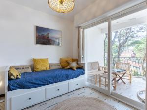 - une chambre avec un lit et un balcon dans l'établissement Apartment Marines-3 by Interhome, à Soorts-Hossegor