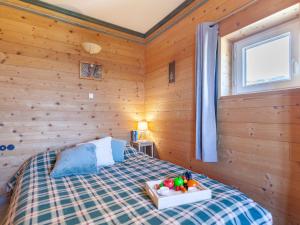 een slaapkamer met een bed met daarop een dienblad met fruit bij Apartment Baikonour-7 by Interhome in Le Corbier