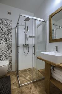W łazience znajduje się szklana kabina prysznicowa i umywalka. w obiekcie Apartamenty Regle w Bukowinie Tatrzańskiej