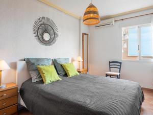 1 dormitorio con cama y espejo en la pared en Apartment Marina de la Torre by Interhome, en Mojácar