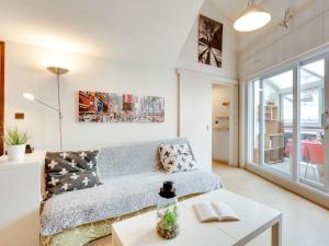 - un salon avec un canapé et une table dans l'établissement Apartment Albarade by Interhome, à Saint-Jean-de-Luz