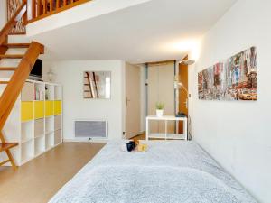 - une chambre avec un lit et un escalier dans l'établissement Apartment Albarade by Interhome, à Saint-Jean-de-Luz