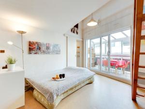 - une chambre avec un lit et une assiette de nourriture dans l'établissement Apartment Albarade by Interhome, à Saint-Jean-de-Luz
