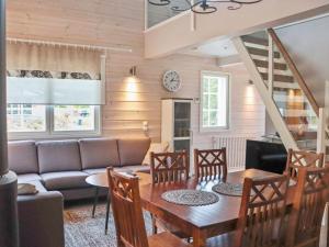 ein Wohnzimmer mit Sofa und Tisch in der Unterkunft Holiday Home Pikkuhukka by Interhome in Hyrynsalmi
