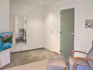 ein Wohnzimmer mit einem Stuhl und einem Spiegel in der Unterkunft Holiday Home Pikkuhukka by Interhome in Hyrynsalmi
