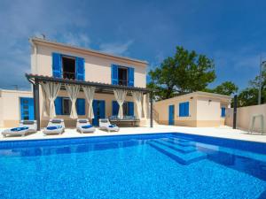 Bazén v ubytovaní Holiday Home My Blue Wish by Interhome alebo v jeho blízkosti