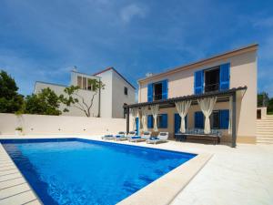Bazén v ubytovaní Holiday Home My Blue Wish by Interhome alebo v jeho blízkosti
