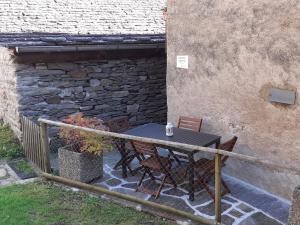 una mesa y sillas sentadas junto a un edificio en Holiday Home Rustico Odette by Interhome, en Malvaglia