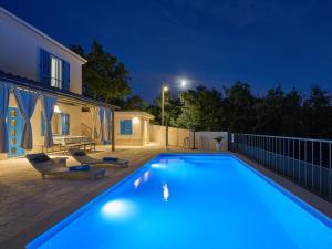 Bazén v ubytování Holiday Home My Blue Wish by Interhome nebo v jeho okolí