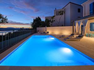 Bazén v ubytování Holiday Home My Blue Wish by Interhome nebo v jeho okolí