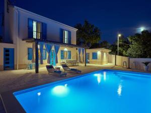 Bazén v ubytování Holiday Home My Blue Wish by Interhome nebo v jeho okolí