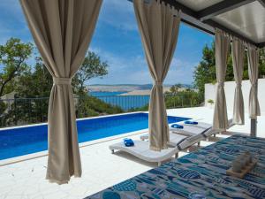 Bazén v ubytování Holiday Home My Blue Wish by Interhome nebo v jeho okolí