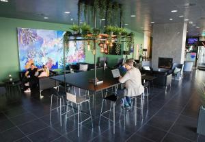 un groupe de personnes assises à une table dans un restaurant dans l'établissement Cabinn Aalborg, à Aalborg