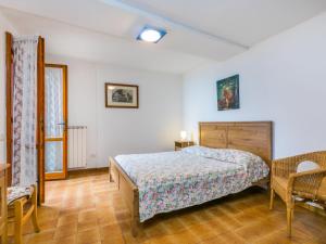 蘭波雷基奧的住宿－Apartment Begonia by Interhome，卧室配有一张床和一张桌子及椅子