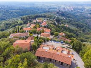 een luchtzicht op een klein dorpje in de heuvels bij Apartment Dalia by Interhome in Lamporecchio