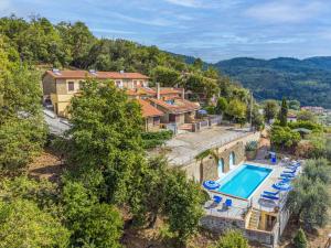 een luchtzicht op een villa met een zwembad bij Apartment Dalia by Interhome in Lamporecchio