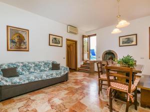 een woonkamer met een bank en een tafel bij Apartment Dalia by Interhome in Lamporecchio