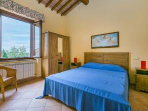 um quarto com uma cama e uma grande janela em Apartment Erica by Interhome em Lamporecchio