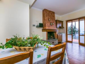 A kitchen or kitchenette at Apartment Bucaneve by Interhome