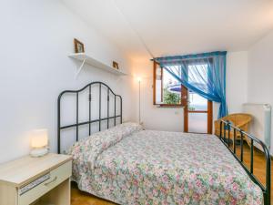 A bed or beds in a room at Apartment Bucaneve by Interhome