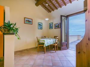 een eetkamer met een tafel en uitzicht op de oceaan bij Apartment Girasole by Interhome in Lamporecchio