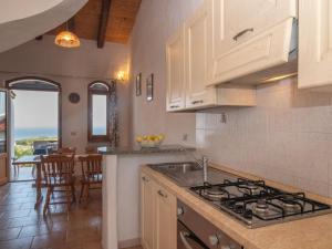 cocina con armarios blancos y fogones en Holiday Home Valentina by Interhome, en Valledoria