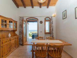 cocina y comedor con mesa y sillas en Holiday Home Valentina by Interhome, en Valledoria