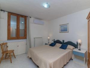 1 dormitorio con 1 cama, 1 mesa y 1 silla en Holiday Home Valentina by Interhome, en Valledoria