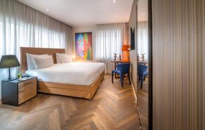 Postel nebo postele na pokoji v ubytování Jacob Shenkin Hotel