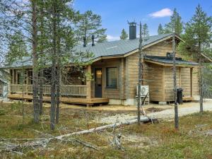 Cabaña de madera con porche en el bosque en Holiday Home Pehtoori b by Interhome en Saariselka