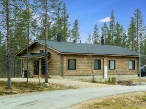 ein Holzhaus mit einer Straße davor in der Unterkunft Holiday Home Pehtoori b by Interhome in Saariselkä