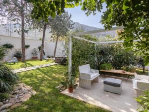 een patio met stoelen en een tafel in de tuin bij Holiday Home Quirat by Interhome in Terrasini