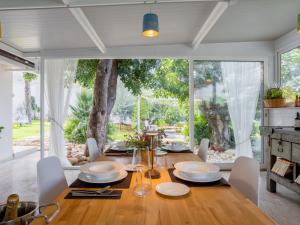 een eetkamer met een tafel en een groot raam bij Holiday Home Quirat by Interhome in Terrasini