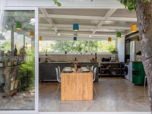 een eetkamer en een keuken met een tafel en een boom bij Holiday Home Quirat by Interhome in Terrasini
