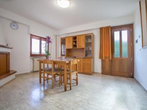 eine Küche mit einem Tisch und Stühlen im Zimmer in der Unterkunft Apartment Di Italia by Interhome in San Vito Chietino