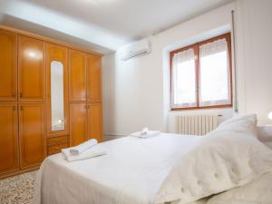 ein Schlafzimmer mit einem großen weißen Bett und einem Fenster in der Unterkunft Apartment Di Italia by Interhome in San Vito Chietino