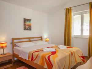 1 dormitorio con 1 cama con 2 toallas en Apartment Elena - SNJ115 by Interhome, en Senj