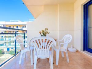 uma mesa e cadeiras na varanda de um apartamento em Apartment Las Dunas by Interhome em Moncófar