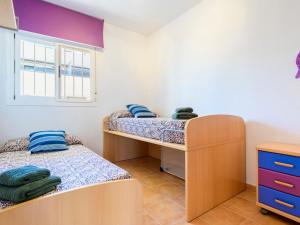 1 dormitorio con 2 literas y ventana en Apartment Las Dunas by Interhome, en Moncófar