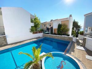 Bazén v ubytování Konstantinos Siviri Nautilos Residence nebo v jeho okolí