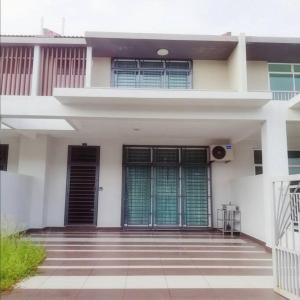 un edificio con puertas verdes y porche en Desaru Sweet and Cozy Home,11pax, Mini Pool, Beach ,Waterpark, Wifi, BBQ, en Bandar Penawar
