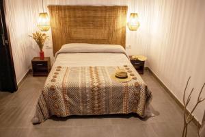 una camera da letto con un letto con un cappello sopra di Finca El Jaral a Santa Elena