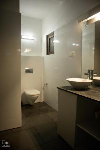 La salle de bains est pourvue d'un lavabo et de toilettes. dans l'établissement Uravu Bamboo Grove Resort, à Wayanad